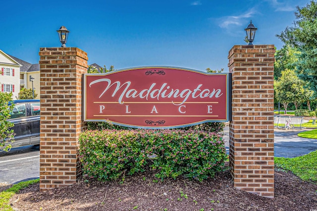 view of community / neighborhood sign