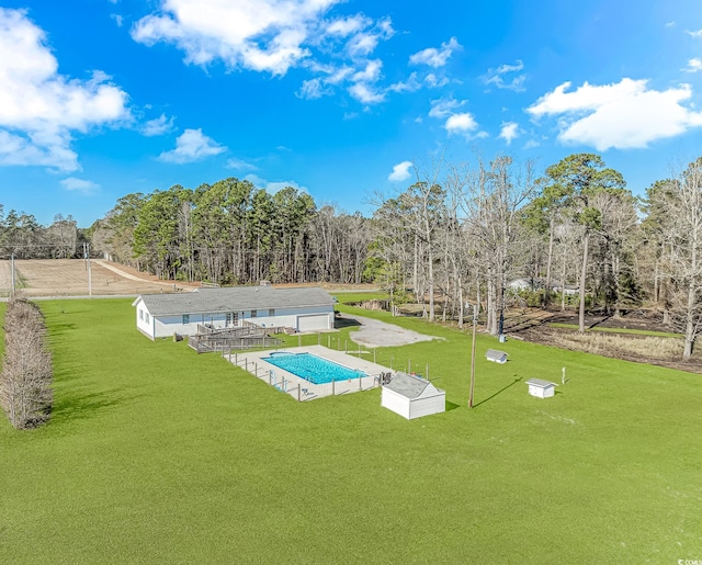 view of swimming pool featuring a yard