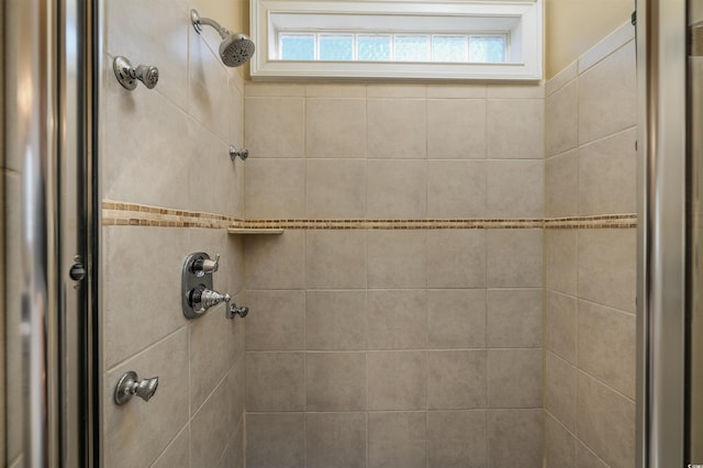 bathroom with plenty of natural light and tiled shower