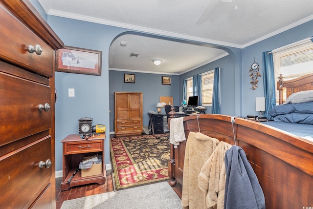 bedroom featuring hardwood / wood-style floors, a textured ceiling, ceiling fan, and ornamental molding