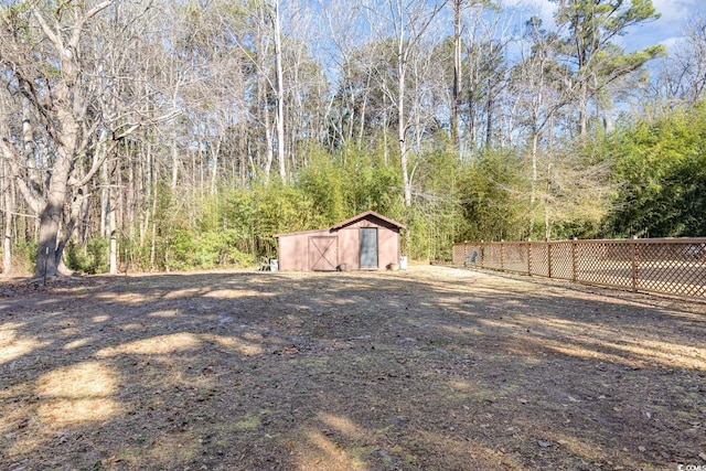 view of yard featuring a shed