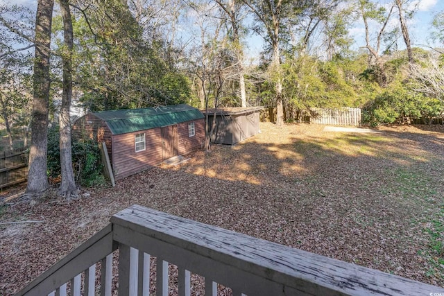 view of yard with a shed