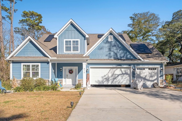 view of front facade featuring a front lawn and solar panels