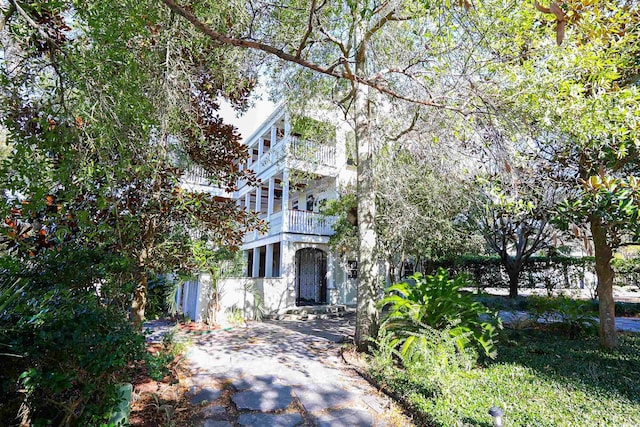 view of front of home featuring a balcony