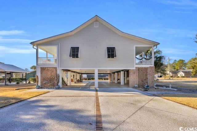 view of front facade featuring covered porch and a carport