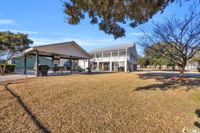 view of front of house featuring a front lawn