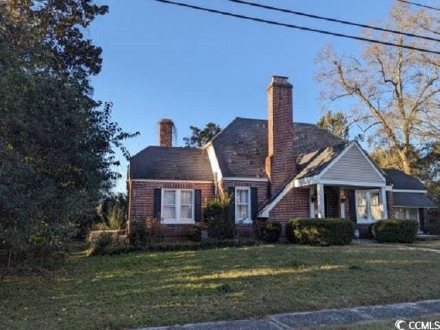 view of front of property featuring a front lawn