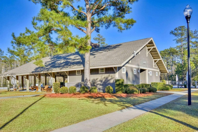 view of front of home featuring a front lawn