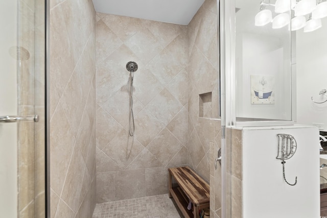 bathroom featuring tiled shower