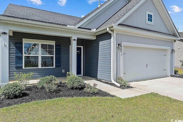 view of front of house with a front lawn and a garage