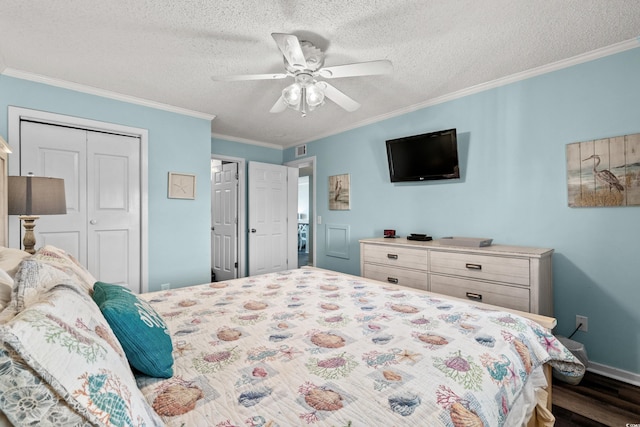 bedroom featuring dark wood-type flooring, ceiling fan, ornamental molding, a textured ceiling, and a closet