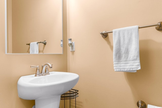 bathroom featuring sink