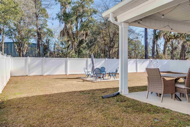 view of yard featuring a patio area