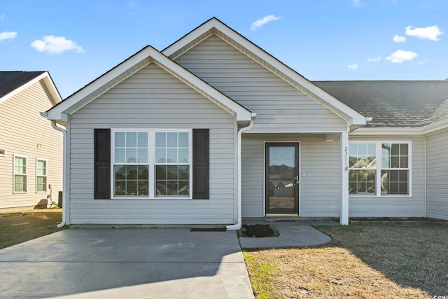 view of front of house featuring a front lawn