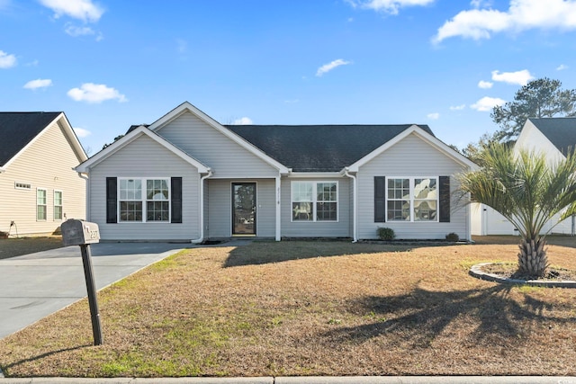 ranch-style home featuring a front lawn