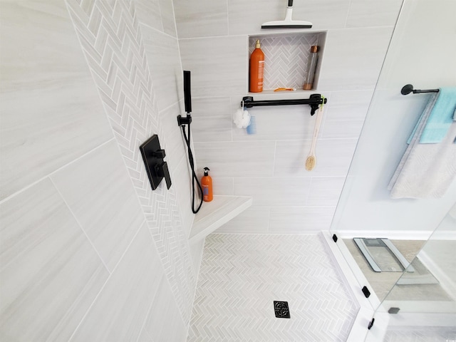 bathroom featuring a tile shower