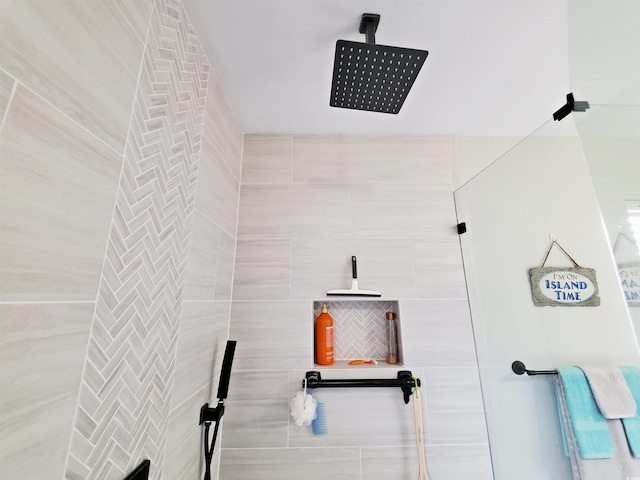 bathroom featuring a tile shower