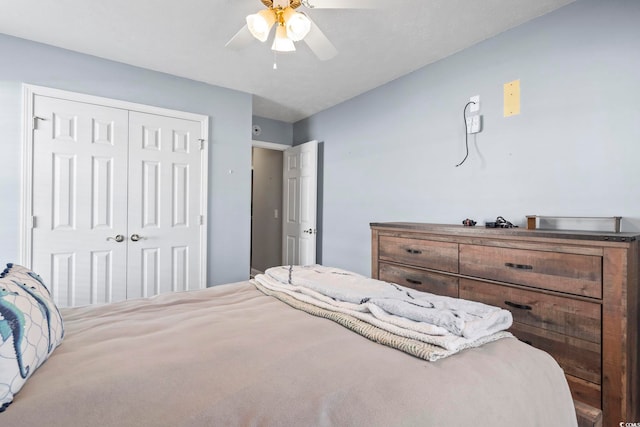 bedroom featuring ceiling fan and a closet