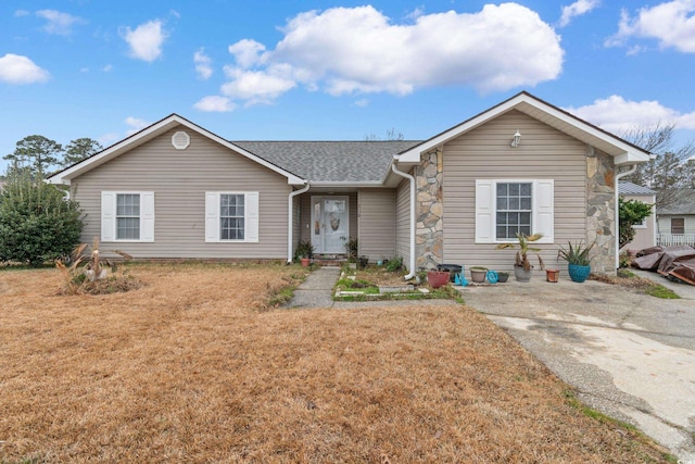 single story home with a front lawn