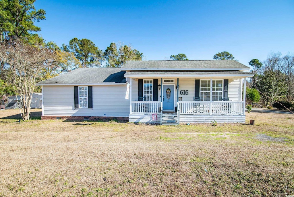 ranch-style home with a front lawn and a porch