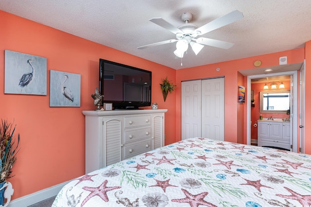 bedroom featuring carpet flooring, ceiling fan, a textured ceiling, and a closet