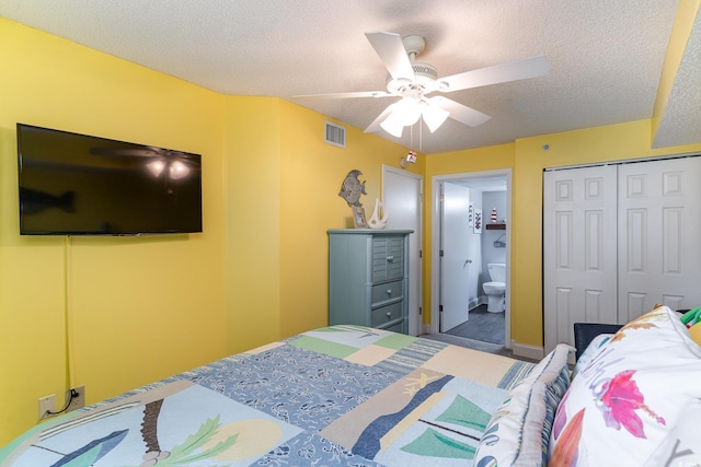 bedroom featuring ceiling fan, a closet, ensuite bathroom, and a textured ceiling