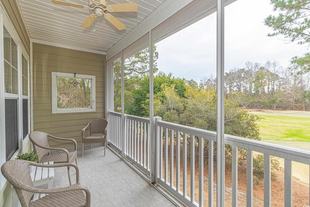 sunroom with ceiling fan