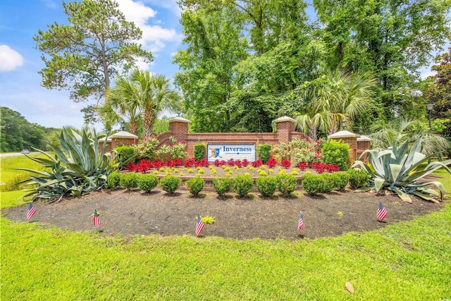 community / neighborhood sign featuring a lawn