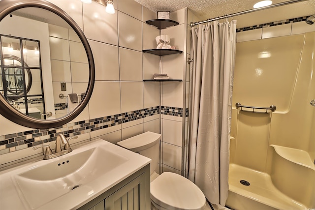 bathroom with toilet, decorative backsplash, tile walls, a textured ceiling, and curtained shower