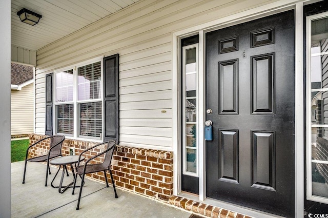 doorway to property with covered porch