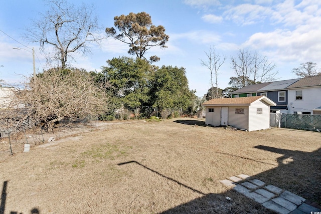 view of yard featuring a shed