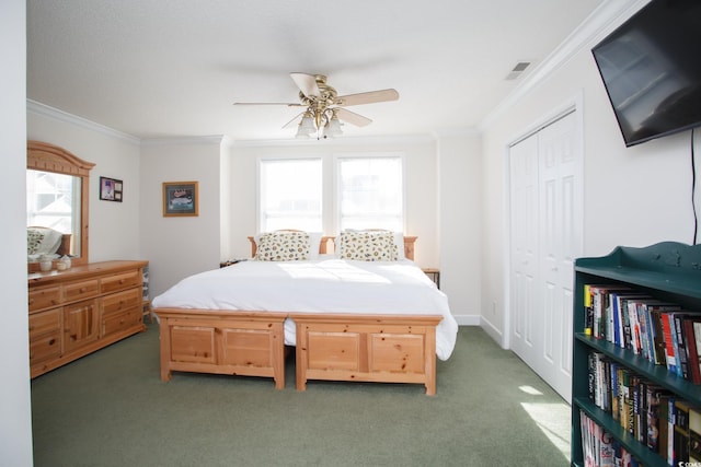 bedroom featuring ceiling fan, crown molding, a closet, and carpet