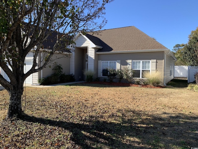 ranch-style house featuring a front yard