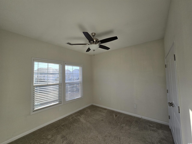 carpeted empty room featuring ceiling fan