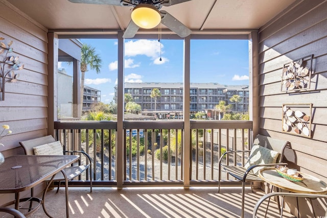 sunroom with ceiling fan