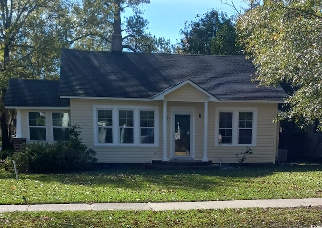 view of front of house featuring a front yard