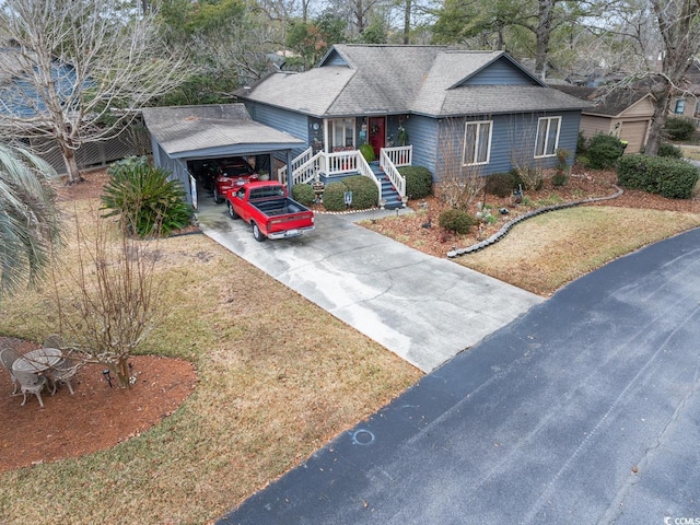 view of front of property featuring a front lawn