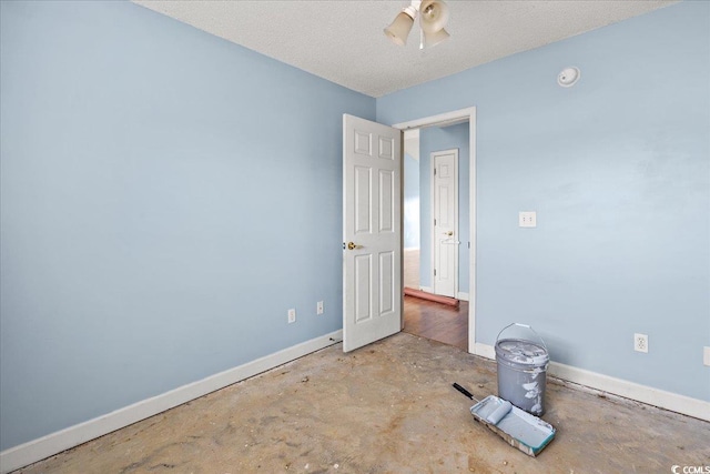 spare room featuring ceiling fan and a textured ceiling