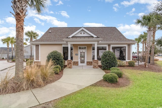 view of front facade featuring a front yard and covered porch