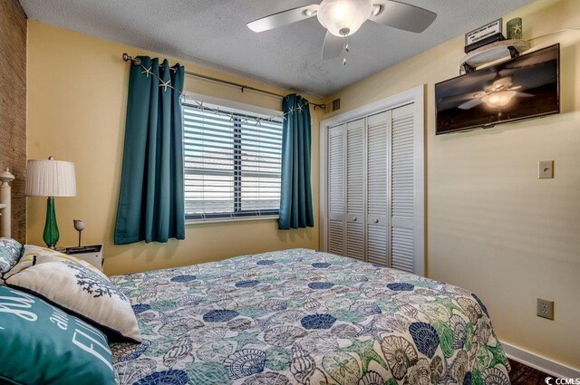 bedroom featuring ceiling fan, a closet, and a textured ceiling