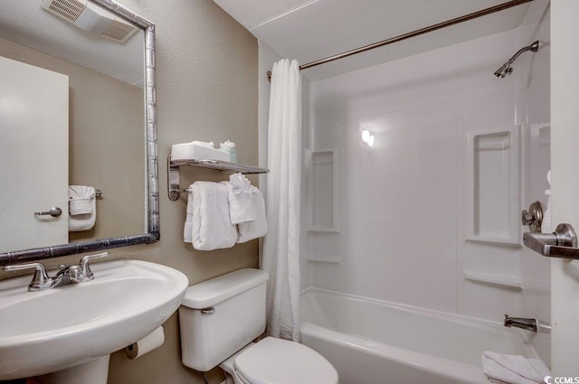 full bath featuring visible vents, a sink, toilet, and shower / bath combo with shower curtain