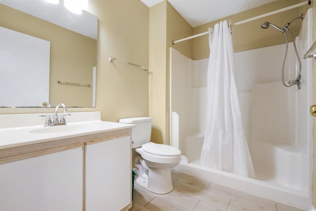 bathroom with toilet, a shower with curtain, and vanity