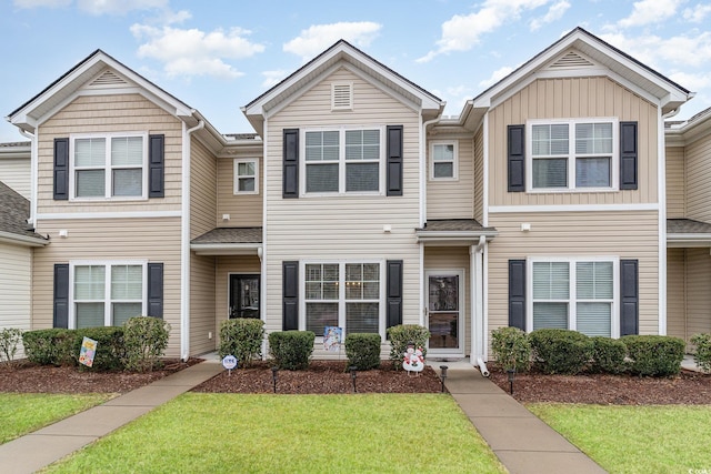 townhome / multi-family property featuring a front yard