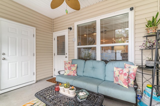 sunroom with ceiling fan