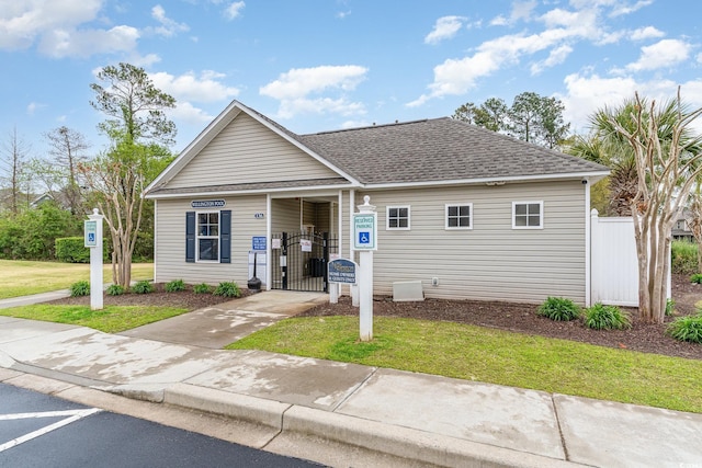 view of front of house featuring a front lawn