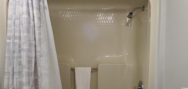 details with a shower with shower curtain