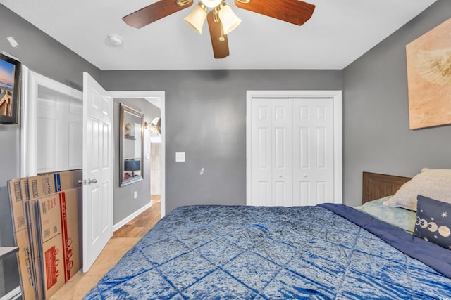 bedroom featuring ceiling fan and a closet