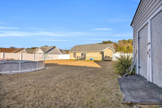 view of yard featuring an outbuilding