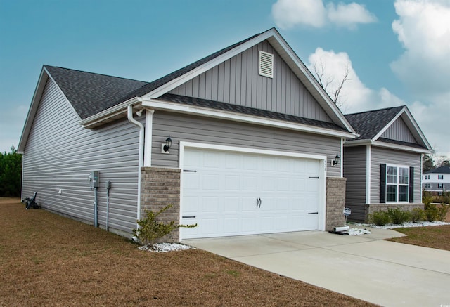 view of front facade featuring a front yard and a garage