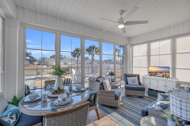 sunroom with ceiling fan